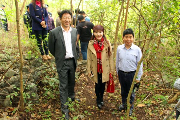 右一：周金星教授，中：张卫董事长